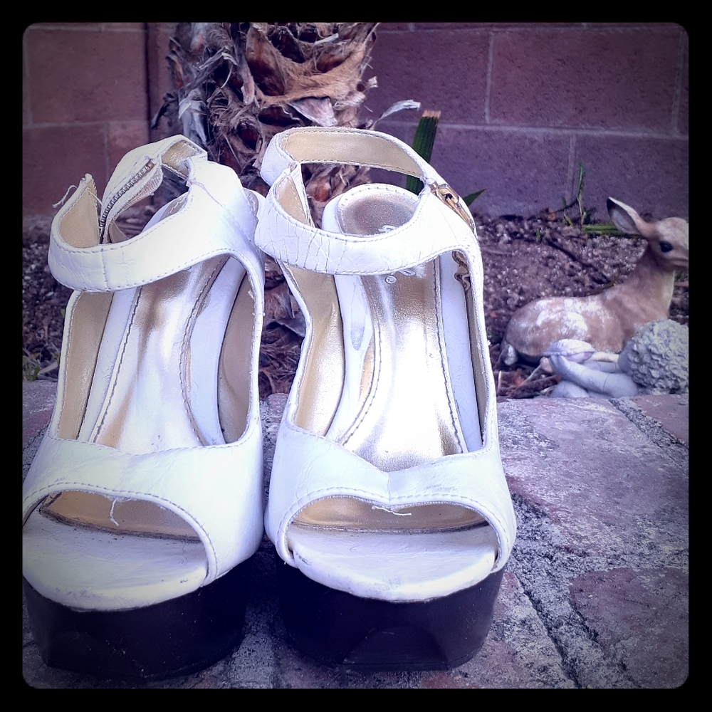 Women Black And White. Leathet
